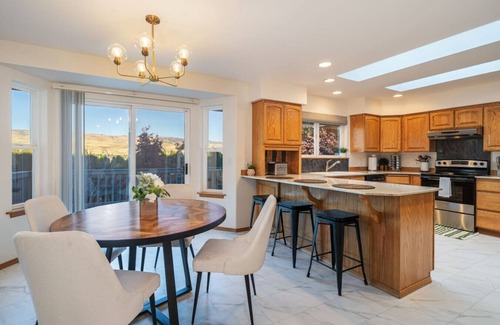 Sunnyslope House | 14-Person Adventure Oasis w/Hotub