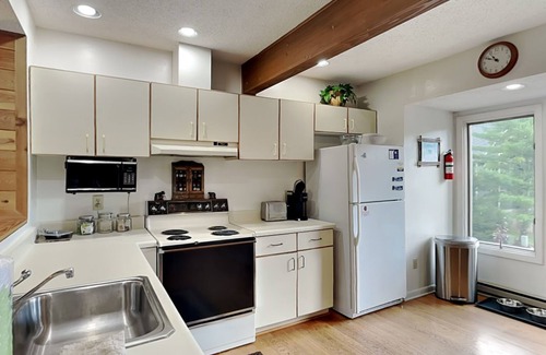 McHenry House | 14 Winding Way | Ski In/Out, Near Golf Resort!