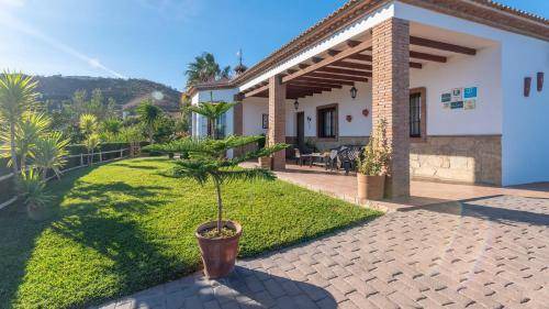 Iznate House | 140 m² House ∙ 3 bedrooms ∙ 8 guests