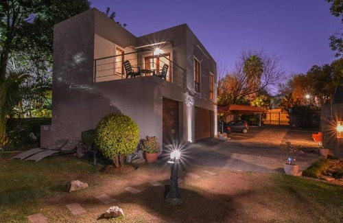 Greater Johannesburg Metropolitan Area Apartment | 140 m² Serviced apartment ∙ 3 bedrooms ∙ 127 guests
