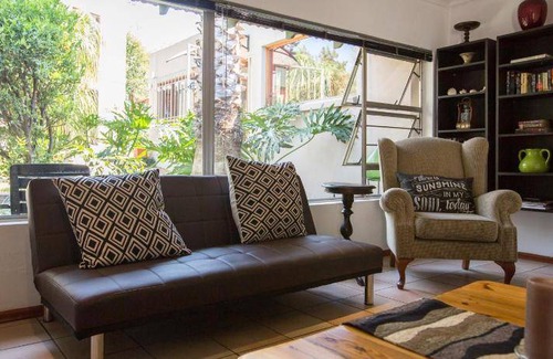 Greater Johannesburg Metropolitan Area Apartment | 140 m² Serviced apartment ∙ 3 bedrooms ∙ 127 guests