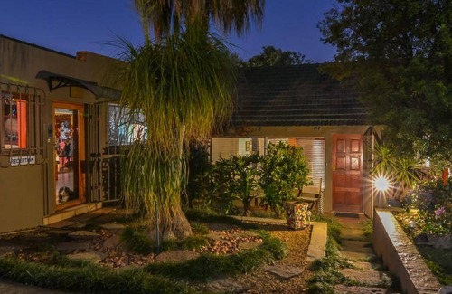 Greater Johannesburg Metropolitan Area Apartment | 140 m² Serviced apartment ∙ 3 bedrooms ∙ 127 guests