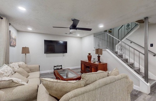 Grand Prairie House | 143 m² House ∙ 3 bedrooms ∙ 8 guests
