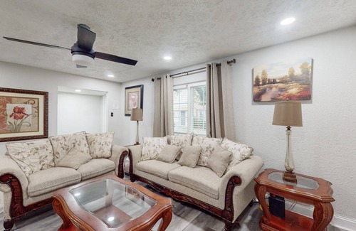 Grand Prairie House | 143 m² House ∙ 3 bedrooms ∙ 8 guests