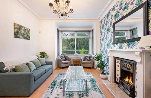 Old Trafford House | 149 m² House ∙ 4 bedrooms ∙ 8 guests