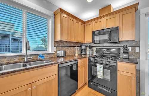 Lincoln City Condo | 14th & Sunset - Walk to Beach!