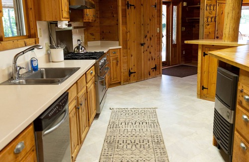 Harrisonville Cabin | 15 Bedroom, Hot tub, Put Put, Pond, Pool Table