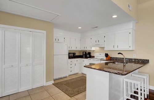 Isle of Palms House | 15 Lake Village Lane by AvantStay | Golf Course & Lagoon Views