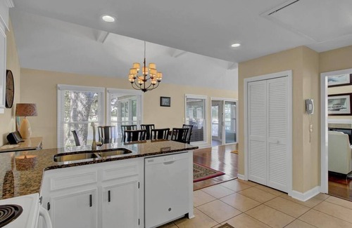 Isle of Palms House | 15 Lake Village Lane by AvantStay | Golf Course & Lagoon Views