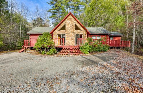 Mustoe House | 15 Mi to Snowshoe Resort Cabin with Deck and Fire Pit