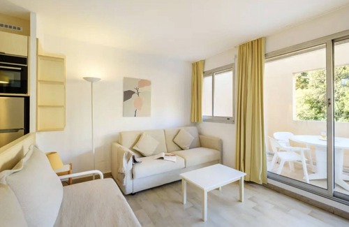 Cannes La Bocca Apartment | 15 min from the beach, sleeps 6, air-conditioned, quiet with pool, Cannes la Bocca