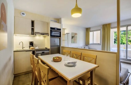 Cannes La Bocca Apartment | 15 min from the beach, sleeps 6, air-conditioned, quiet with pool, Cannes la Bocca