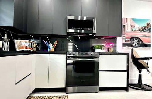Harbor Beach House | 15 min to fl Lauderdale airport, 8 min walking distance to beach , Heated pool.