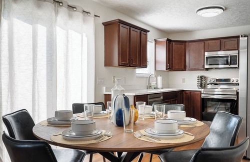 West Newton House | 15 min to stadium, Downtown, and more! Indy MTR!