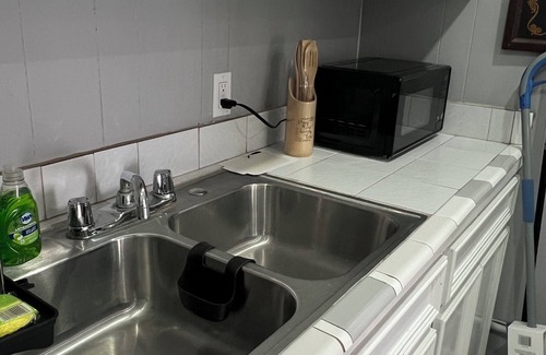 Greater East End Apartment | 15 mins to NRG Stadium Downtown Houston 1BR Free Cable TV Modern Apt"