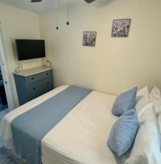 Leeward Settlement Apartment | 15 mins walk to restaurants and beach