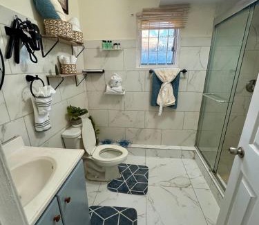 Leeward Settlement Apartment | 15 mins walk to restaurants and beach