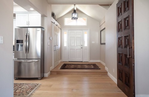 Lancaster House | 15 minutes from Town. (Walmart, major grocery, restaurants, etc.)