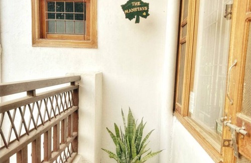 Haridwar Bed & Breakfast | 15 minutes to the Harkipauri! Manstays 3 bedroom condo with Balcony & parking!