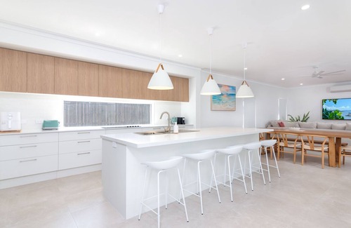 Cooya Beach House | 15 Ocean Avenue Cooya Beach Entire Home
