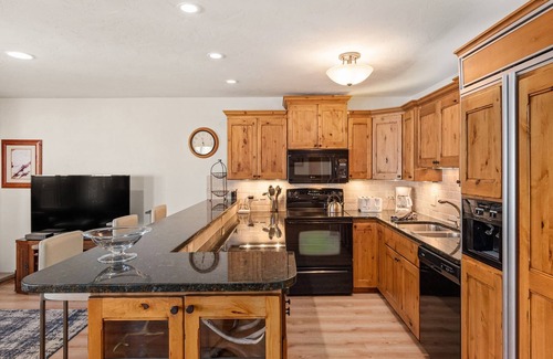 Snowmass Village Condo | 15% Off for Fall Savings! Stay 3 Nights Now thru Nov 19