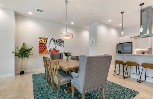 Mid-City House | 15% OFF Monthly | 10% OFF Weekly-Modern Townhouse with Balconies