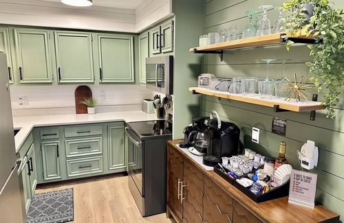 Oxford Ski Chalet | 15% Off September Stays - Lakefront Chalet: Dock, Close to WI Dells, Coffee Bar