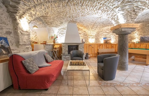 Saint-Andre Ski Chalet | 15-person gîte - sauna - billiards