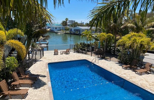 Bay Esplanade Apartment | 15 · Surf n Sand Studio Apartment by the Water 15