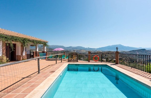 Comares Ski Chalet | 150 m² Chalet ∙ 3 bedrooms ∙ 9 guests