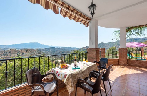 Comares Ski Chalet | 150 m² Chalet ∙ 3 bedrooms ∙ 9 guests