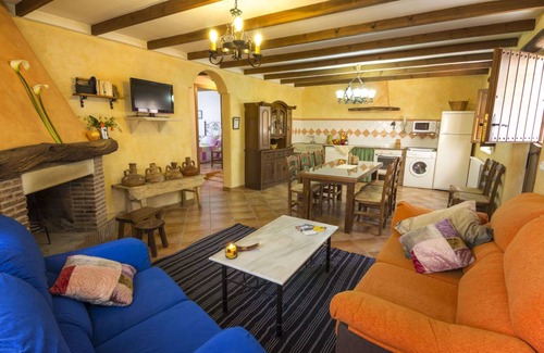 Laroya House | 150 m² Farmhouse ∙ 4 bedrooms ∙ 8 guests