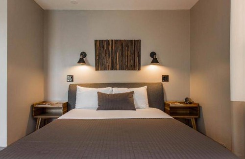 Bronzeville House | 150 m² House ∙ 3 bedrooms ∙ 6 guests