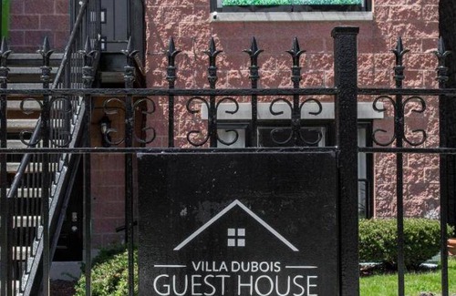 Bronzeville House | 150 m² House ∙ 3 bedrooms ∙ 6 guests