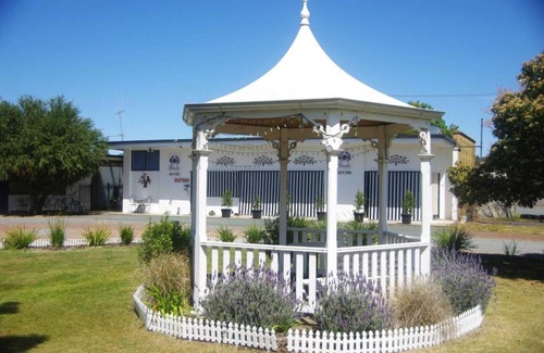 Strathmerton House | 150 m² Motel ∙ 4 bedrooms ∙ 13 guests