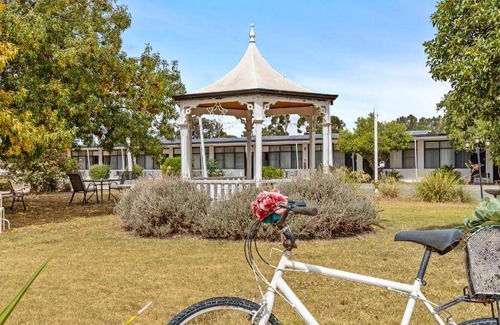 Strathmerton House | 150 m² Motel ∙ 4 bedrooms ∙ 13 guests