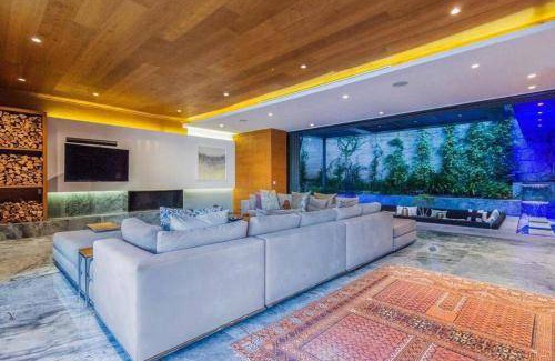 Bantry Bay Villa | 1500 m² Villa ∙ 5 bedrooms ∙ 10 guests