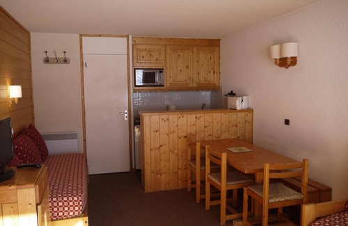 Meribel-Mottaret Apartment | 150m from shops, 3rd floor, view ski slopes, balcony, tv, ski locker, 36m², Méribel-Mottaret