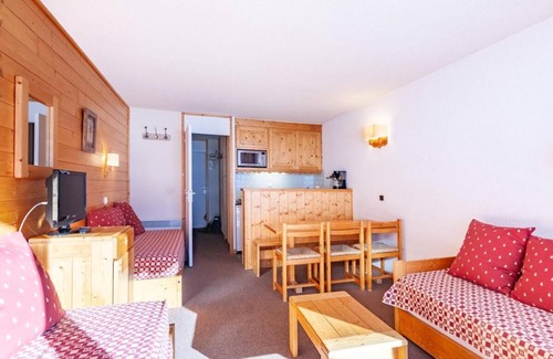 Meribel-Mottaret Apartment | 150m from shops, 3rd floor, view ski slopes, balcony, tv, ski locker, 36m², Méribel-Mottaret