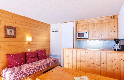 Meribel-Mottaret Apartment | 150m from shops, 3rd floor, view ski slopes, balcony, tv, ski locker, 36m², Méribel-Mottaret