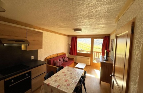 Les Menuires Apartment | 150m from shops, floor -2, balcony, tv, ski locker, 35m², Les Menuires