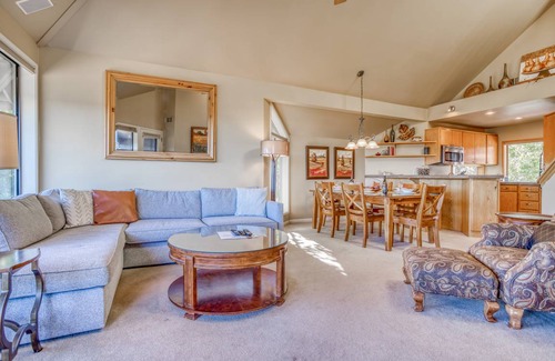 Century West Condo | 151 m² Condo ∙ 3 bedrooms ∙ 8 guests