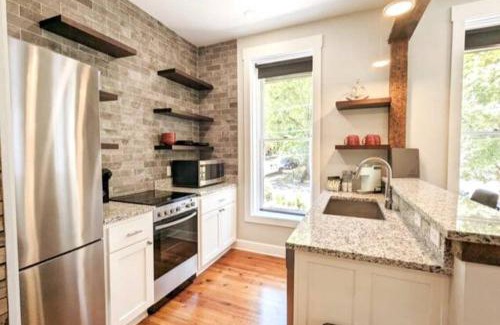 Eureka Springs Historic District House | 151 Spring Downtown Eureka Springs Suite E