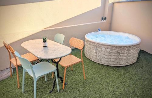 Carcassonne Apartment | 151 - Terrasse & Jacuzzi, Rue Trivalle, Pied de la cité de Carcassonne - Climatisation, Netflix, Fibre