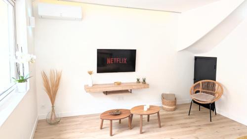 Carcassonne Apartment | 151 - Terrasse & Jacuzzi, Rue Trivalle, Pied de la cité de Carcassonne - Climatisation, Netflix, Fibre