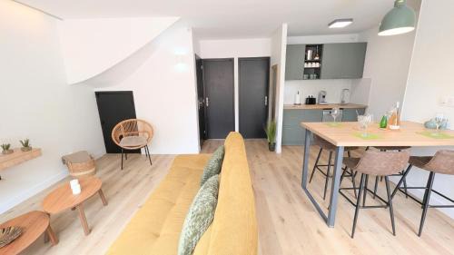 Carcassonne Apartment | 151 - Terrasse & Jacuzzi, Rue Trivalle, Pied de la cité de Carcassonne - Climatisation, Netflix, Fibre