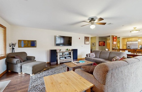 Arkdale Condo | 158 m² Condo ∙ 4 bedrooms ∙ 11 guests