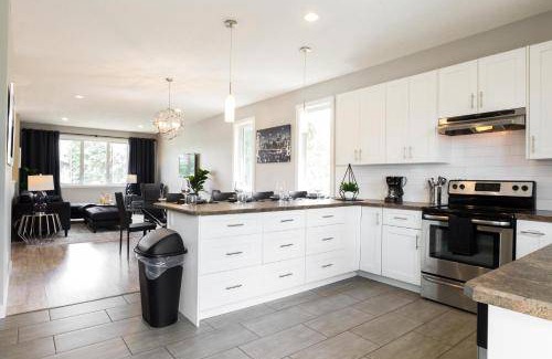 Jasper Place House | 158 m² House ∙ 3 bedrooms ∙ 7 guests