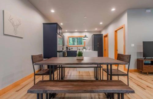 Warnick Ski Chalet | 15GS - Hot Tub - WIFI- Pets Ok