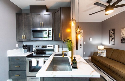 University Heights Apartment | 15min->Beach*Walk to Cafes*Full Kitchen- W/D